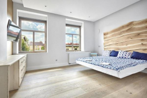  Blue Door Apartment  Августов
